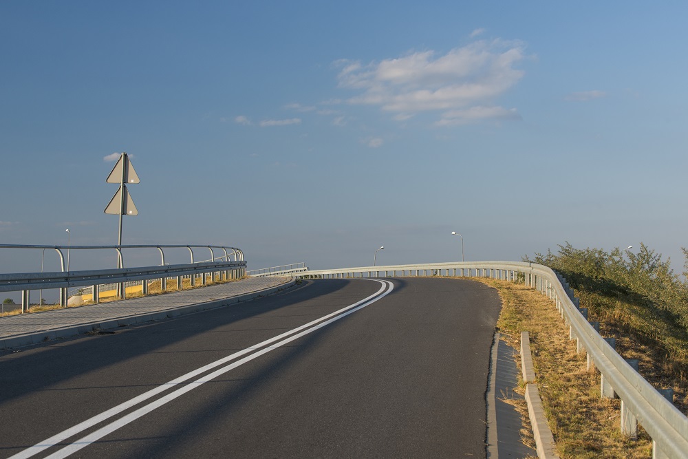 Drogowe bariery ochronne – po co są montowane na drogach?