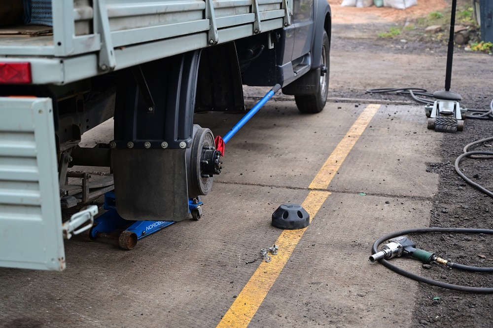 Dlaczego warto skorzystać z mobilnego serwisu aut ciężarowych?  